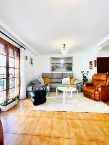 a living room with a couch and a table at Apartamento Centro Torremolinos con Solarium in Torremolinos