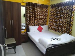 a bedroom with a bed with a mirror and a bed sidx sidx sidx at The Coco Inn Near South City Mall by Urban in Kolkata