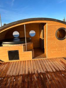 eine Holzterrasse eines Bootes mit zwei Fenstern in der Unterkunft A Marisel - 3 bedroom holiday home in Mărişel