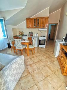 eine Küche und ein Esszimmer mit einem Tisch und Stühlen in der Unterkunft Apartmani Kenova 4 in Herceg-Novi