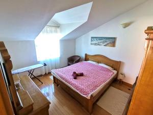 małą sypialnię z misiem na łóżku w obiekcie Apartmani Kenova 4 w mieście Herceg Novi