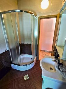 W łazience znajduje się prysznic i umywalka. w obiekcie Apartmani Kenova 4 w mieście Herceg Novi