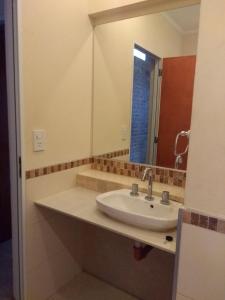 Concordia的住宿－Concordia Casa barrio residencial，一间带水槽和镜子的浴室