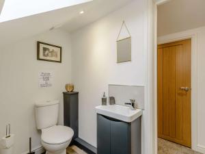 uma casa de banho com um WC e um lavatório em 4 bed in Thirsk 82823 em Carthorpe