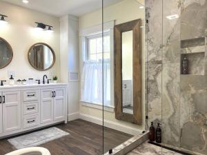 een badkamer met een glazen douche en een wastafel bij Main House - 3 Story 5 Bed/ 3 Bath - Wolfeboro in Wolfeboro