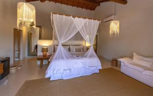 A bed or beds in a room at Aysú Trancoso Hotel