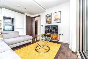 sala de estar con sofá y mesa en Stunning 2 Bedroom Apartment in Tower Hill en Londres