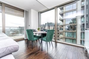 1 dormitorio con mesa, sillas y ventana grande en Stunning 2 Bedroom Apartment in Tower Hill en Londres