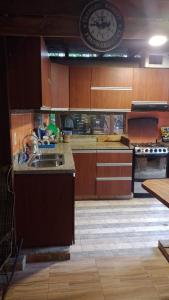 cocina con fregadero y encimera en PALOMINO- HOSTEL BALNEARIO RIO ANCHO, en Palomino