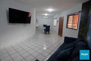 sala de estar con sofá y TV de pantalla plana en Condominios Plaza San Ignacio, en Mazatlán