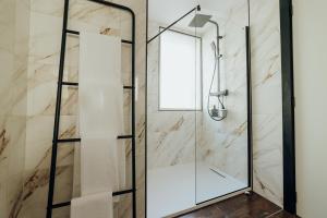 Ein Badezimmer in der Unterkunft HOSTAL LUXURY NIT I DIA