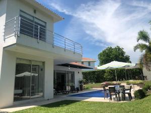 uma villa com uma piscina e um pátio em Hermosa Casa de Descanso en Peñalisa em Ricaurte