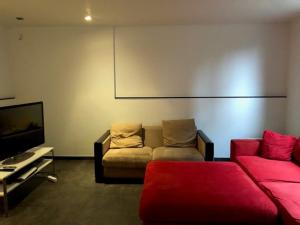 sala de estar con sofá y TV en work, relax, sleep in modern villa en Mol