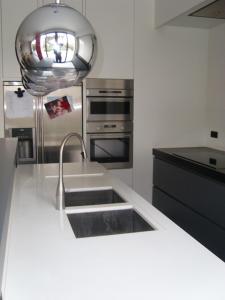 cocina con fregadero y fogones de acero inoxidable en work, relax, sleep in modern villa en Mol