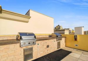 eine Außenküche mit Grill auf einem Gebäude in der Unterkunft Stylish in Sunny Santa Monica walk to Beach & Pier in Los Angeles