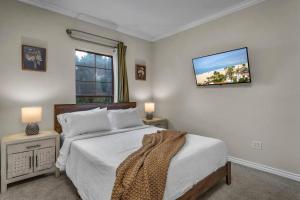 ein Schlafzimmer mit einem Bett und einem Fernseher an der Wand in der Unterkunft Stylish in Sunny Santa Monica walk to Beach & Pier in Los Angeles + 18 Fotos