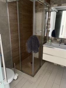 uma casa de banho com um chuveiro, um WC e um lavatório. em Apartamento lujoso en primera linea de playa em Castell de Ferro