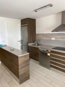 uma cozinha com um lavatório e uma bancada em Apartamento lujoso en primera linea de playa em Castell de Ferro