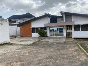 une maison blanche avec une allée devant elle dans l'établissement Harmonious haven services, à Ibadan