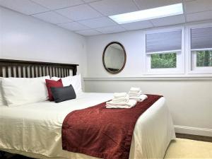 Кровать или кровати в номере 20 Mile Bay - Lake View - 4 Bedroom
