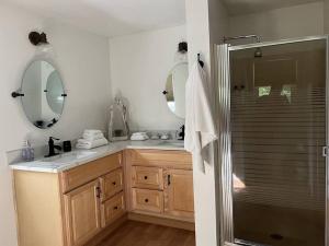 Ванная комната в 20 Mile Bay - Lake View - 4 Bedroom