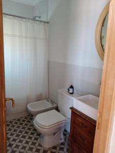 坦迪爾的住宿－Hospedaje Sierra del Tigre II，白色的浴室设有卫生间和水槽。