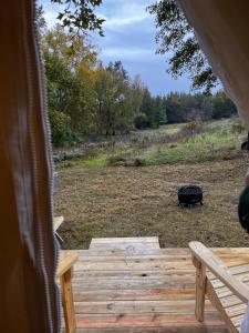 drewniany taras z grillem na polu w obiekcie Open Sky w mieście Cumberland