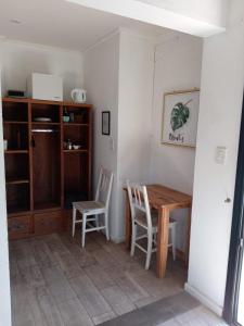 ein Esszimmer mit einem Tisch und 2 Stühlen in der Unterkunft Hospedaje Sierra del Tigre II in Tandil