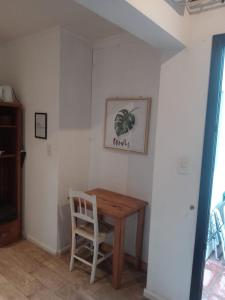 Zimmer mit einem Holztisch und einem Stuhl in der Unterkunft Hospedaje Sierra del Tigre II in Tandil