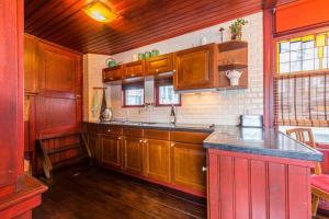 Dapur atau dapur kecil di Houseboat Amstel River Studio