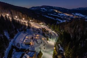 Luftblick auf ein Skigebiet im Schnee in der Unterkunft Domki na Stoku in Wisła