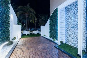 Ein Garten an der Unterkunft HOSTAL LUXURY NIT I DIA