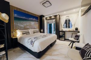 a bedroom with a large bed and a bathroom at HOSTAL LUXURY NIT I DIA in Altea
