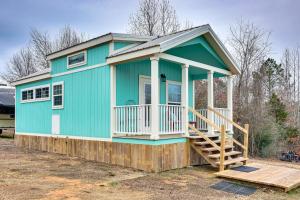 een blauw tiny house met een veranda bij Vilonia Country Cabin with Grill, Fire Pit and More! 