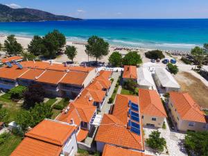 - une vue aérienne sur une plage avec des toits en orange dans l'établissement PELAGO BUNGALOWS, à Skala Potamias