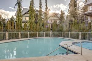 - une piscine dans une cour avec une clôture dans l'établissement Central 2BR with Prime Amenities, à Whistler