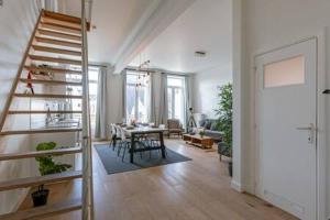 salon ze schodami i jadalnią w obiekcie Apartment with large terrace in the city of Ghent w Gandawie