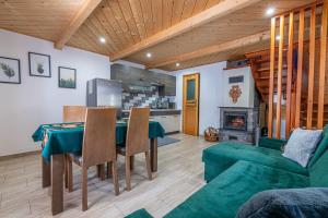 a living room with a table and a couch at Domki na Wiyrchu in Biały Dunajec