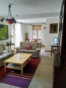 een woonkamer met 2 banken en een salontafel bij gezellig vakantiehuis te Maissin in Maissin