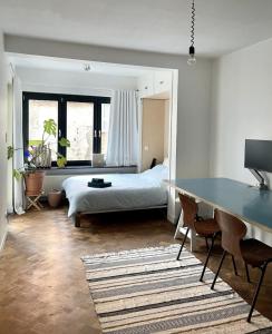 Postel nebo postele na pokoji v ubytování Jaren 60 appartement op boogscheut van de zee