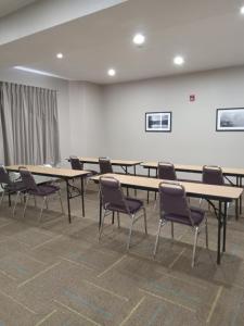 ein Konferenzraum mit Tischen und Stühlen in der Unterkunft Sleep Inn & Suites Kingsport TriCities Airport in Kingsport
