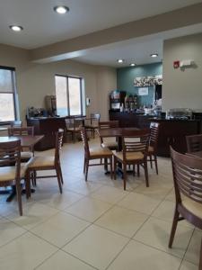 a dining room with tables and chairs in a restaurant at Sleep Inn & Suites Kingsport TriCities Airport in Kingsport