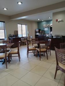 Sleep Inn & Suites Kingsport TriCities Airport tesisinde bir restoran veya yemek mekanı