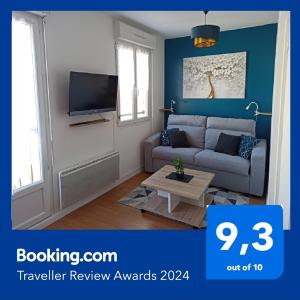 een woonkamer met een bank en een tv bij Studio cosy, Meaux centre, Disney-Paris, proche gare et activités in Meaux