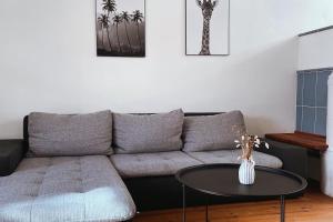 A seating area at FEWO Studio7
