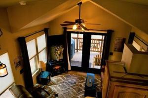 sala de estar con sofá y ventilador de techo en Cold Springs Resort, en Camp Sherman