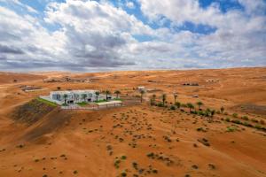 una vista aerea di un edificio nel mezzo di un deserto di REMAL INN a Badīyah