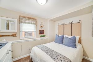 um quarto com uma cama com almofadas azuis em Jerry's Way em Lake George