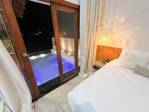 1 dormitorio con cama y ventana con piscina en Jurema Dourada en Beberibe