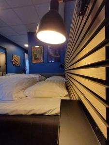 セビーにあるCalm Room 10 On Pedestrian Street Saebyのベッドルーム1室(ベッド2台付)、壁に窓が付いています。